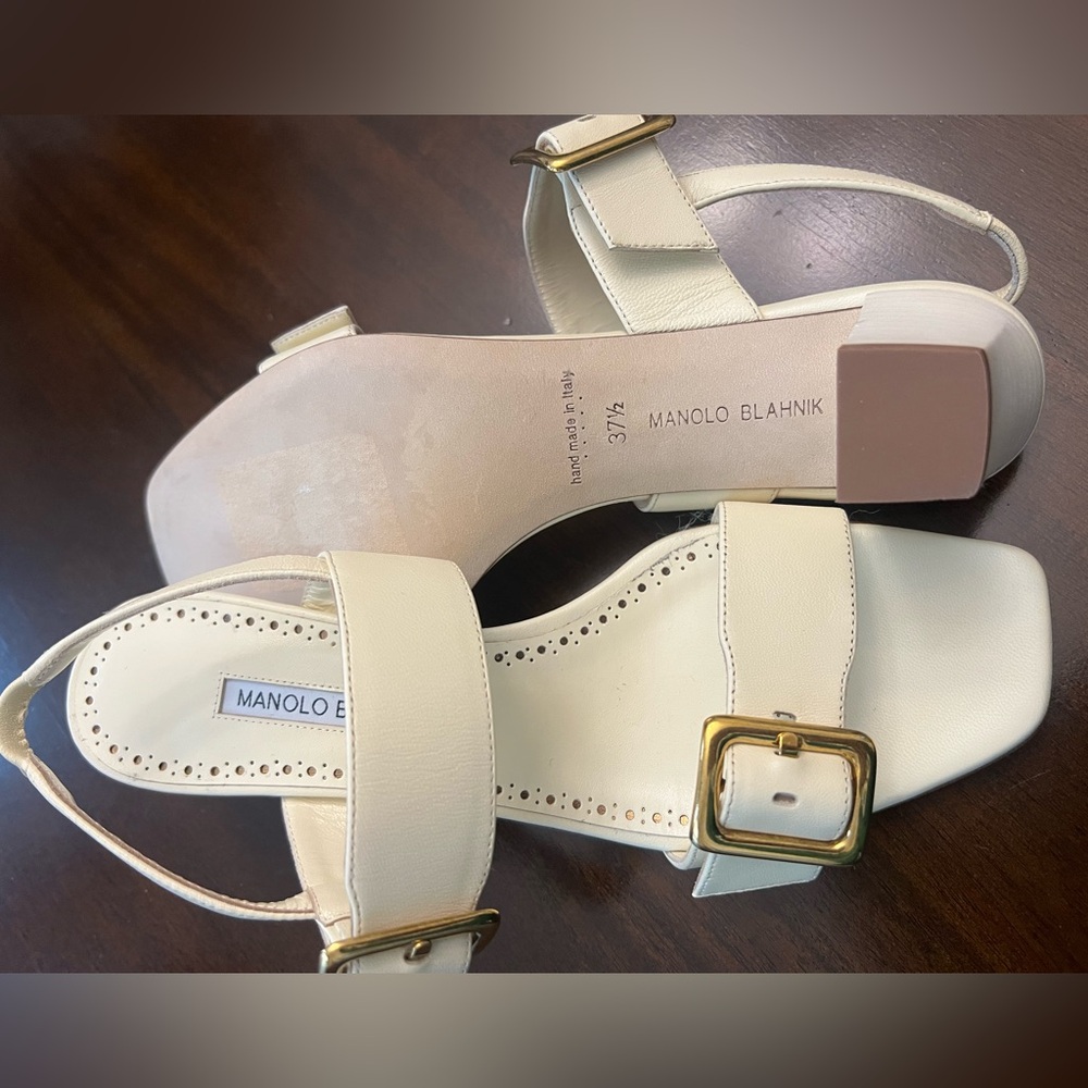 Manolo Blahnik
Thalitsli 50 leather slingback sandals